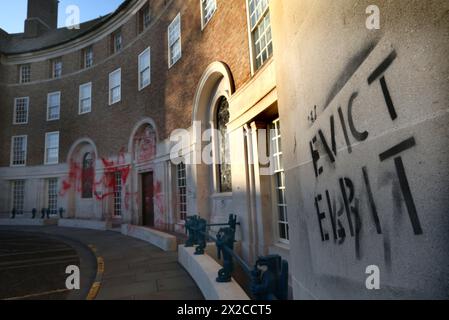 Vernice rossa riveste le pareti e la porta d’ingresso del County Hall e le parole «sfrattare Elbit» possono essere viste spruzzate sull’edificio. Gli attivisti della Palestine Action lasciano l'esterno dell'edificio della County Hall ricoperto di vernice rossa e graffiti dopo l'attacco notturno. Questa è la terza azione nel giro di un mese. I manifestanti chiedono che il Consiglio di Somerset ponga fine all'affitto di uffici che hanno concesso alla Elbit Systems ad Aztec West, Bristol. Essi sostengono che le armi prodotte da Elbit Systems nel Regno Unito sono utilizzate dalla forza di difesa israeliana contro i palestinesi a Gaza e altrove. Bombardiere israeliano Foto Stock