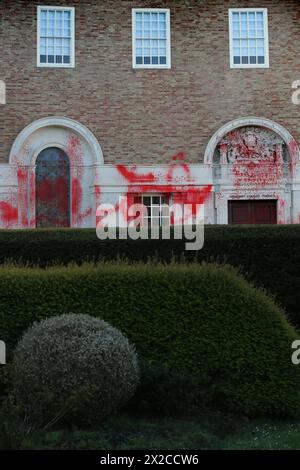 La vernice rossa riveste le pareti e la porta d'ingresso della County Hall vista attraverso i loro giardini ornati dopo un attacco notturno da Palestine Action. Gli attivisti della Palestine Action lasciano l'esterno dell'edificio della County Hall ricoperto di vernice rossa e graffiti dopo l'attacco notturno. Questa è la terza azione nel giro di un mese. I manifestanti chiedono che il Consiglio di Somerset ponga fine all'affitto di uffici che hanno concesso alla Elbit Systems ad Aztec West, Bristol. Essi sostengono che le armi prodotte da Elbit Systems nel Regno Unito sono utilizzate dalla forza di difesa israeliana contro i palestinesi a Gaza e elsewhe Foto Stock