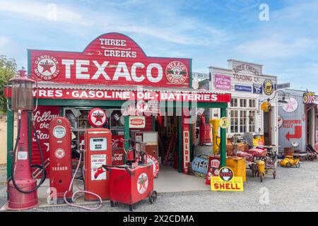 Stazione di servizio anni '1950, Burkes Pass Historic Village, Burkes Pass, State Highway 8, Canterbury, nuova Zelanda Foto Stock