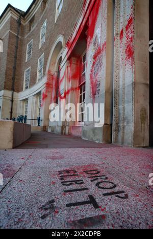 Taunton, Avon e Somerset, Regno Unito. 20 aprile 2024. La vernice rossa riveste il pavimento all'ingresso del municipio e le parole ""˜Drop Elbit" possono essere viste spruzzate sul pavimento. Gli attivisti della Palestine Action lasciano l'esterno dell'edificio della County Hall ricoperto di vernice rossa e graffiti dopo l'attacco notturno. Questa è la terza azione nel giro di un mese. I manifestanti chiedono che il Consiglio di Somerset ponga fine all'affitto di uffici che hanno concesso alla Elbit Systems ad Aztec West, Bristol. Sostengono che le armi prodotte da Elbit Systems nel Regno Unito sono utilizzate dal Forc di difesa israeliano Foto Stock