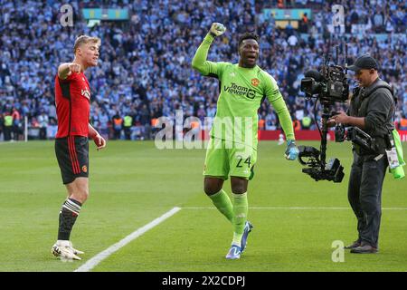 Londra, Regno Unito. 21 aprile 2024. Il portiere del Manchester United Andre Onana (24) e l'attaccante del Manchester United Rasmus Hojlund (11) applaudiscono i tifosi dopo aver vinto ai rigori durante la partita di semifinale di fa Cup tra Coventry City FC e Manchester United FC Emirates al Wembley Stadium, Londra, Inghilterra, Regno Unito il 21 aprile 2024 credito: ogni secondo Media/Alamy Live News Foto Stock