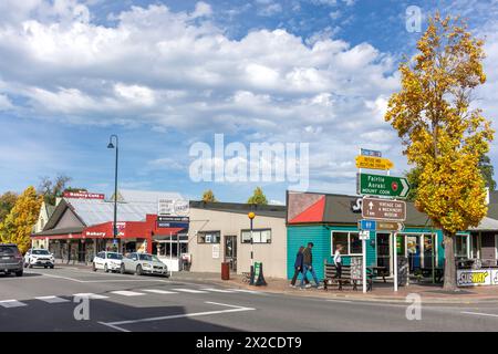 Centro città in autunno, Talbot Street, Geraldine, Canterbury Region, South Island, nuova Zelanda Foto Stock