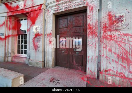 Taunton, Avon e Somerset, Regno Unito. 20 aprile 2024. La vernice rossa riveste le pareti e la porta d'ingresso del municipio e le parole "'˜Drop Elbit' possono essere viste spruzzate sull'edificio e sul pavimento. Gli attivisti della Palestine Action lasciano l'esterno dell'edificio della County Hall ricoperto di vernice rossa e graffiti dopo l'attacco notturno. Questa è la terza azione nel giro di un mese. I manifestanti chiedono che il Consiglio di Somerset ponga fine all'affitto di uffici che hanno concesso alla Elbit Systems ad Aztec West, Bristol. Sostengono che le armi prodotte da Elbit Systems nel Regno Unito sono utilizzate da Israele Foto Stock