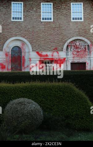 Taunton, Avon e Somerset, Regno Unito. 20 aprile 2024. La vernice rossa riveste le pareti e la porta d'ingresso della County Hall vista attraverso i loro giardini ornati dopo un attacco notturno da Palestine Action. Gli attivisti della Palestine Action lasciano l'esterno dell'edificio della County Hall ricoperto di vernice rossa e graffiti dopo l'attacco notturno. Questa è la terza azione nel giro di un mese. I manifestanti chiedono che il Consiglio di Somerset ponga fine all'affitto di uffici che hanno concesso alla Elbit Systems ad Aztec West, Bristol. Essi sostengono che le armi prodotte da Elbit Systems nel Regno Unito sono utilizzate dalla IS Foto Stock