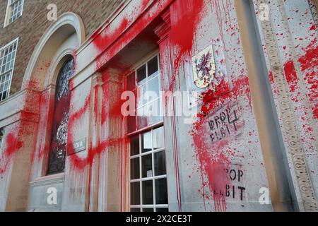 Taunton, Avon e Somerset, Regno Unito. 20 aprile 2024. La vernice rossa riveste le pareti e la porta d'ingresso del municipio e le parole "'˜Drop Elbit' possono essere viste spruzzate sull'edificio. Gli attivisti della Palestine Action lasciano l'esterno dell'edificio della County Hall ricoperto di vernice rossa e graffiti dopo l'attacco notturno. Questa è la terza azione nel giro di un mese. I manifestanti chiedono che il Consiglio di Somerset ponga fine all'affitto di uffici che hanno concesso alla Elbit Systems ad Aztec West, Bristol. Sostengono che le armi prodotte da Elbit Systems nel Regno Unito sono utilizzate dalla Israel Defence Fo Foto Stock