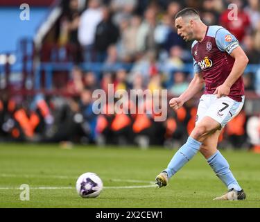 John McGinn dell'Aston Villa passa il pallone durante la partita di Premier League Aston Villa vs Bournemouth a Villa Park, Birmingham, Regno Unito, 21 aprile 2024 (foto di Craig Thomas/News Images) Foto Stock