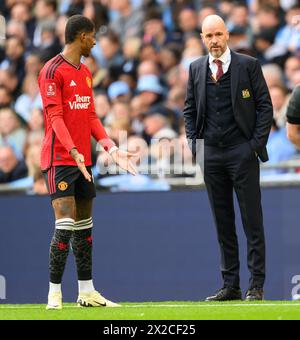 Londra, Regno Unito. 21 aprile 2024 - Manchester United contro Coventry City - semifinale di fa Cup - Wembley. Marcus Rashford del Manchester United sembra frustrato mentre si rimette con il manager Erik Ten Hag durante la partita. Crediti immagine: Mark Pain / Alamy Live News Foto Stock