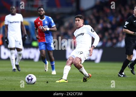 Selhurst Park, Londra, domenica 21 aprile 2024. Edson Alvarez del West Ham United passa la palla durante la partita di Premier League tra Crystal Palace e West Ham United al Selhurst Park, Londra, domenica 21 aprile 2024. (Foto: Tom West | mi News) crediti: MI News & Sport /Alamy Live News Foto Stock