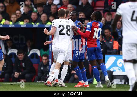 Selhurst Park, Londra, domenica 21 aprile 2024. I Tempers esplodono durante la partita di Premier League tra il Crystal Palace e il West Ham United al Selhurst Park, Londra, domenica 21 aprile 2024. (Foto: Tom West | mi News) crediti: MI News & Sport /Alamy Live News Foto Stock