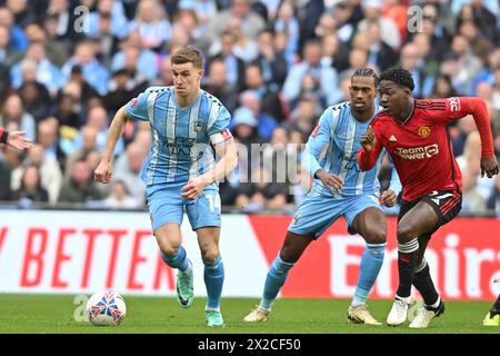 Wembley Stadium, Londra, domenica 21 aprile 2024. Ben Sheaf (14 Coventry City) prosegue durante la semifinale di fa Cup tra Coventry City e Manchester City allo stadio di Wembley, Londra, domenica 21 aprile 2024. (Foto: Kevin Hodgson | mi News) crediti: MI News & Sport /Alamy Live News Foto Stock