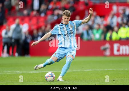 Londra, Regno Unito. 21 aprile 2024. Coventry City Victor Torp (29) calcio di rigore durante la partita di semifinale di Coventry City FC contro Manchester United FC Emirates fa Cup al Wembley Stadium, Londra, Inghilterra, Regno Unito il 21 aprile 2024 Credit: Every Second Media/Alamy Live News Foto Stock