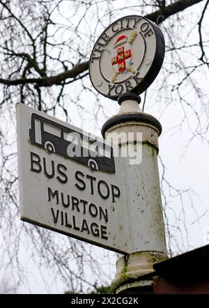 La fermata dell'autobus a Murton Village, rete di trasporto urbano della città di York, North Yorkshire, Inghilterra, YO19 5UF Foto Stock