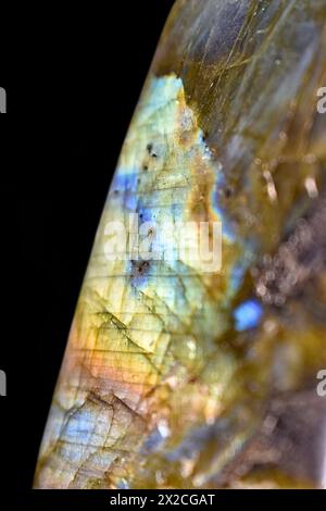 primo piano di un cristallo di labradorite che mostra la sua lucentezza color arcobaleno nella luce Foto Stock