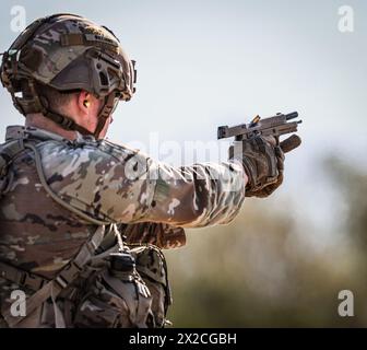 I soldati dell'esercito statunitense attaccano gli obiettivi come parte di uno stress shoot il secondo giorno del concorso Best Sapper Competition del 2024, a ft. Leonard Wood, Mo, 20 aprile 2024. I sappers sono i migliori ingegneri da combattimento e questa competizione porta il meglio di tutto l'esercito per mettere alla prova le loro abilità e la loro resistenza fisica in tre giorni estenuanti di eventi continui. (Foto dell'esercito degli Stati Uniti di Lekendrick Stallworth) Foto Stock