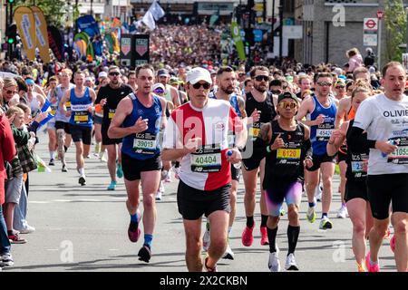 Maratona di Londra 2024: La massa di corridori si fa strada attraverso Greenwich durante la Maratona di Londra. Foto Stock