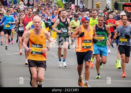 Maratona di Londra 2024: La massa di corridori si fa strada attraverso Greenwich durante la Maratona di Londra. Foto Stock