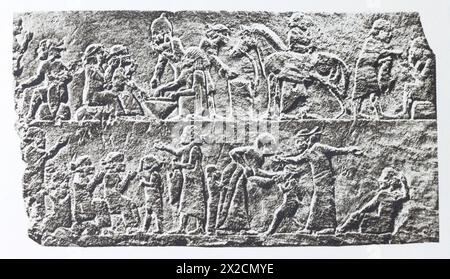 Una scena della vita pacifica assira. Sollievo dal palazzo di Ashurbanipal a Ninive. Fotografia della metà del XX secolo. Foto Stock