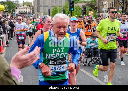 Maratona di Londra 2024: Partecipante maschio maturo che corre in aiuto di NSPCC Foto Stock