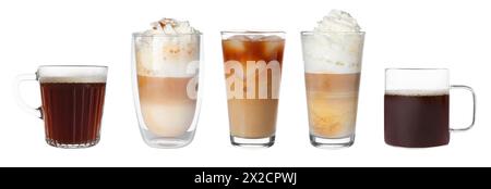 Set di diverse bevande a base di caffè in tazze e bicchieri su sfondo bianco Foto Stock