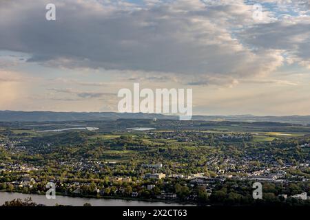 Wachtberg mit dem markenten Radom Fraunhofer Institut - Blick vom Petersberg im Siebengebirge a Königswinter bei Sonnenuntergang. 21.04.2024 Königswinter Petersberg NRW Deutschland *** Wachtberg con il caratteristico radome dell'Istituto Fraunhofer Vista da Petersberg nel Siebengebirge a Königswinter al tramonto 21 04 2024 Königswinter Petersberg NRW Germania Copyright: XBonn.digitalx/xMarcxJohnx Foto Stock