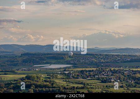 Wachtberg mit dem markenten Radom Fraunhofer Institut - Blick vom Petersberg im Siebengebirge a Königswinter bei Sonnenuntergang. 21.04.2024 Königswinter Petersberg NRW Deutschland *** Wachtberg con il caratteristico radome dell'Istituto Fraunhofer Vista da Petersberg nel Siebengebirge a Königswinter al tramonto 21 04 2024 Königswinter Petersberg NRW Germania Copyright: XBonn.digitalx/xMarcxJohnx Foto Stock