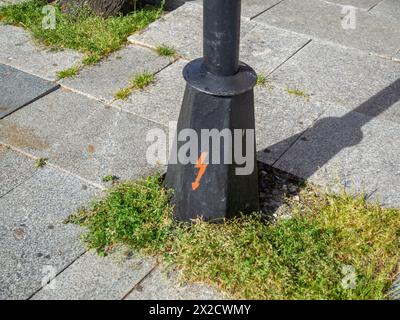 Simbolo del fulmine alla base di un palo. Fate attenzione all'elettricità. Il palo è in diretta. Avvertenza Foto Stock