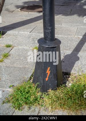 Simbolo del fulmine alla base di un palo. Fate attenzione all'elettricità. Il palo è in diretta. Avvertenza Foto Stock