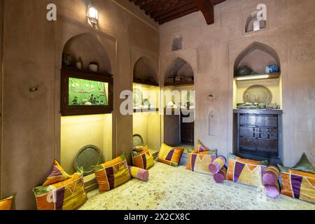 Rustaq, Oman - 14 febbraio 2023: Vista interna del famoso castello e forte di al Hazm che risale al 1708 nella penisola araba. Foto Stock