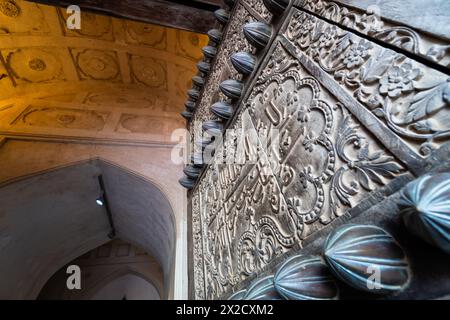 Rustaq, Oman - 14 febbraio 2023: Porta decorata con scrittura araba all'ingresso del castello e forte di al Hazm che risale al 1708 Foto Stock