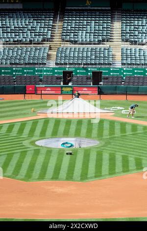 Preparazione del campo pre-partita dei Groundcrew al Ricky Henderson Field dell'Oakland Coliseum, sede della squadra di baseball della Major League di Oakland A; California. Foto Stock