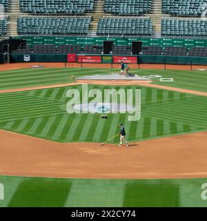 Preparazione del campo pre-partita dei Groundcrew al Ricky Henderson Field dell'Oakland Coliseum, sede della squadra di baseball della Major League di Oakland A; California. Foto Stock