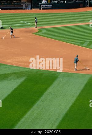 Preparazione del campo pre-partita dei Groundcrew al Ricky Henderson Field dell'Oakland Coliseum, sede della squadra di baseball della Major League di Oakland A; California. Foto Stock