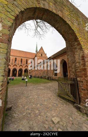 CHORIN, GERMANIA - 01 APRILE 2024: Rovine dell'abbazia di Chorin. L'abbazia di Chorin (Kloster Chorin) è un'ex abbazia cistercense. Un esempio di architettura gotica. Foto Stock