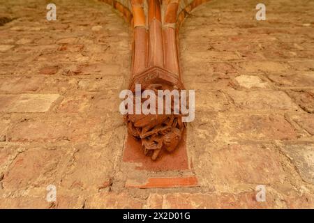 CHORIN, GERMANIA - 1 APRILE 2024: Elemento decorativo dell'interno dell'abbazia di Chorin - è un'ex abbazia cistercense. Un esempio di architettura gotica Foto Stock