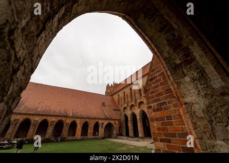 CHORIN, GERMANIA - 01 APRILE 2024: Rovine dell'abbazia di Chorin. L'abbazia di Chorin (Kloster Chorin) è un'ex abbazia cistercense. Un esempio di architettura gotica. Foto Stock