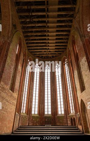 CHORIN, GERMANIA - 01 APRILE 2024: Rovine dell'abbazia di Chorin. L'abbazia di Chorin (Kloster Chorin) è un'ex abbazia cistercense. Un esempio di architettura gotica. Foto Stock