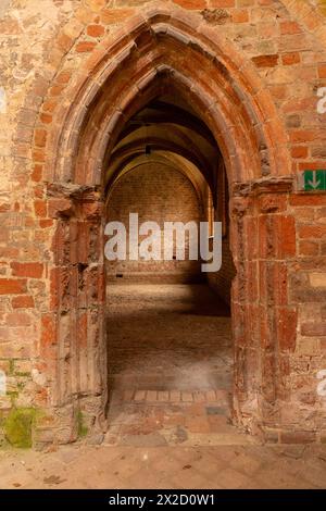 CHORIN, GERMANIA - 01 APRILE 2024: Rovine dell'abbazia di Chorin. L'abbazia di Chorin (Kloster Chorin) è un'ex abbazia cistercense. Un esempio di architettura gotica. Foto Stock