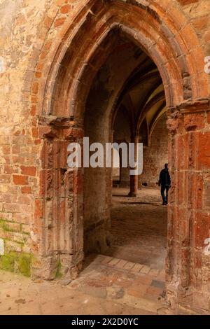 CHORIN, GERMANIA - 01 APRILE 2024: Rovine dell'abbazia di Chorin. L'abbazia di Chorin (Kloster Chorin) è un'ex abbazia cistercense. Un esempio di architettura gotica. Foto Stock