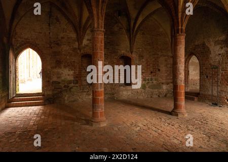 CHORIN, GERMANIA - 01 APRILE 2024: Rovine dell'abbazia di Chorin. L'abbazia di Chorin (Kloster Chorin) è un'ex abbazia cistercense. Un esempio di architettura gotica. Foto Stock