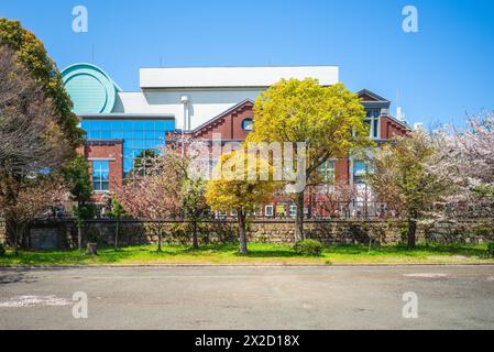 April 10, 2024: Osaka Mint Bureau, the head office of Japan Mint in Osaka, Japan, is famous for the over 300 cherry trees. The gates are specially ope Foto Stock