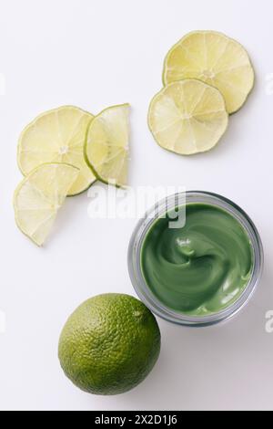 Lime fresco e crema cosmetica verde Foto Stock