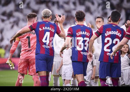 Madrid, Spagna. 21 aprile 2024. Le squadre si danno il benvenuto prima della partita di calcio della Liga tra Real Madrid e Barcellona allo stadio Santiago Bernabéu di Madrid Spagna (foto: Sports Press Photo/Sports Press Photo/C - SCADENZA DI UN'ORA - ATTIVA FTP SOLO SE LE IMMAGINI HANNO MENO DI UN'ORA - Alamy) credito: SPP Sport Press Photo. /Alamy Live News Foto Stock