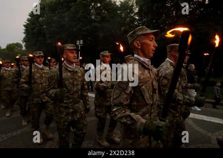 Bucarest, Romania. 21 aprile 2024. I soldati che trasportano torce marciano per celebrare l'imminente giornata delle forze terrestri rumene, a Bucarest, Romania, 21 aprile 2024. Crediti: Cristian Cristel/Xinhua/Alamy Live News Foto Stock