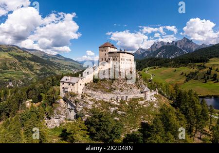 Vista aerea del famoso castello di Tarasp vicino a Scuol nelle alpi nel Canton Graubunden in Svizzera in una soleggiata giornata estiva. Foto Stock