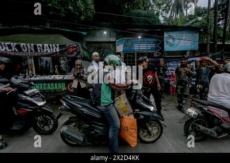 I membri della comunità punk di Bogor, Giava Occidentale, Indonesia, danno cibo agli utenti della strada il 31 marzo 2024 Foto Stock