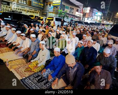 I musulmani pregano in una congregazione a Bogor, Giava Occidentale, Indonesia, il 31 marzo 2024 Foto Stock