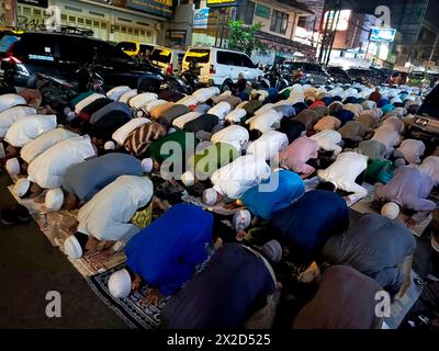 I musulmani pregano in una congregazione a Bogor, Giava Occidentale, Indonesia, il 31 marzo 2024 Foto Stock