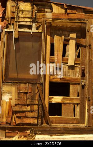 Studio della porta esterna di una baracca di minatori abbandonata a Searchlight, Nevada. Foto Stock