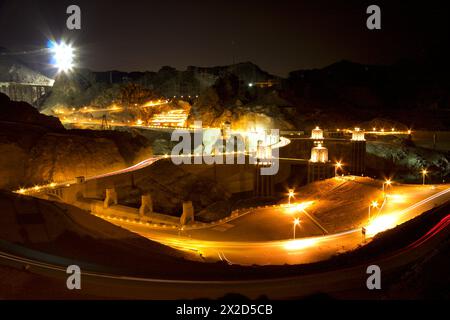 La diga di Hoover di notte con il bypass della diga di Hoover e il Pat Tillman Memorial Bridge in costruzione. Foto Stock