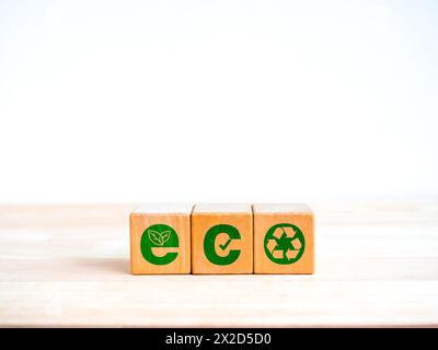 Eco-compatibile e cura della terra. Design "ECO" dell'idea dell'alfabeto su blocchi cubi di legno, decorati con icone, alberi di semina, segni di spunta e simbolo di riciclaggio, Foto Stock